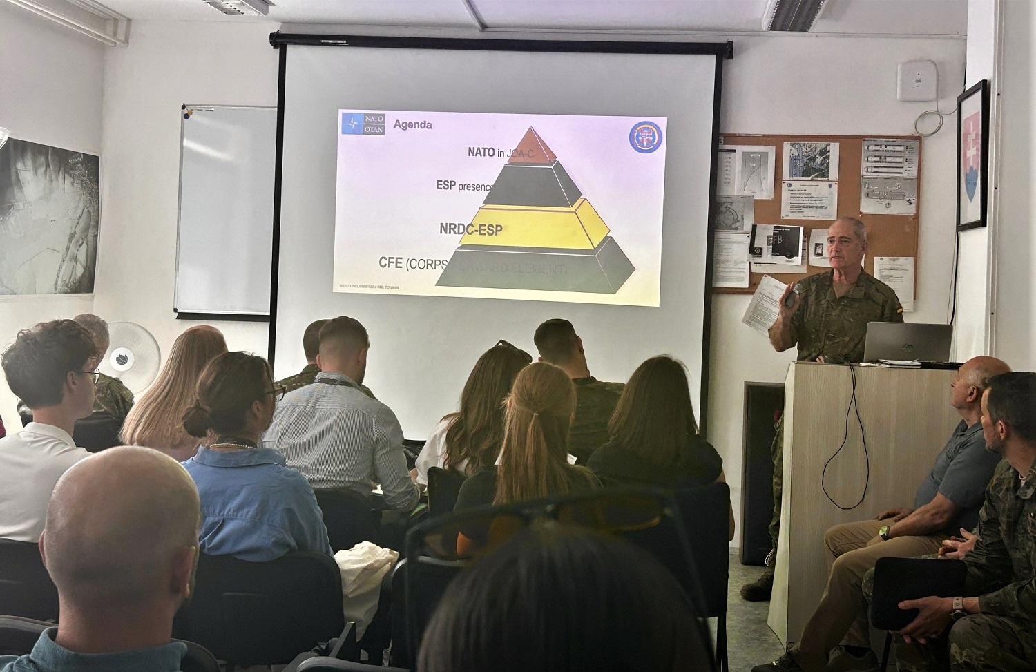 Militar español imparte una conferencia en la Escuela Diplomática eslovaca