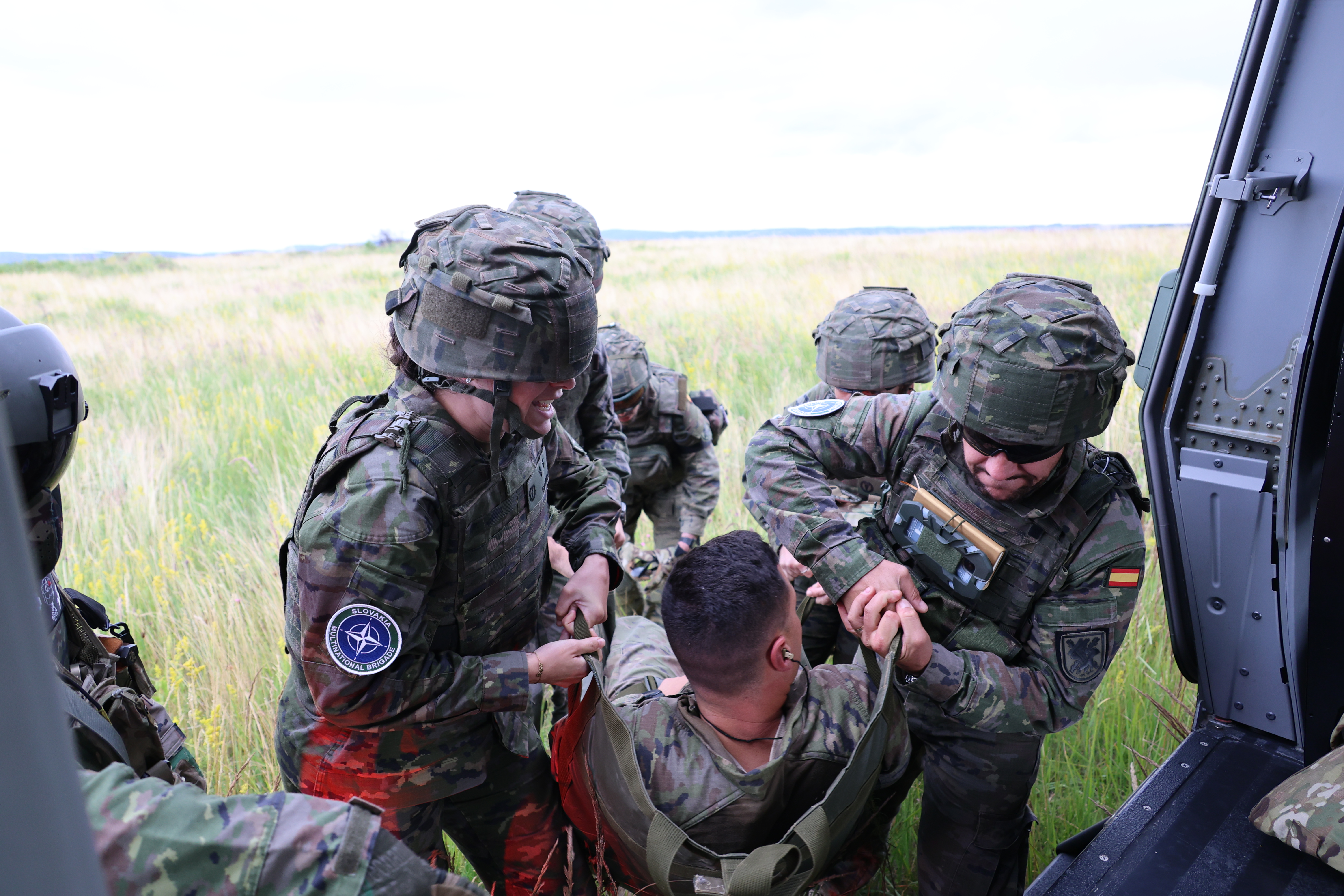 Personal militar español embarcando en NH-90