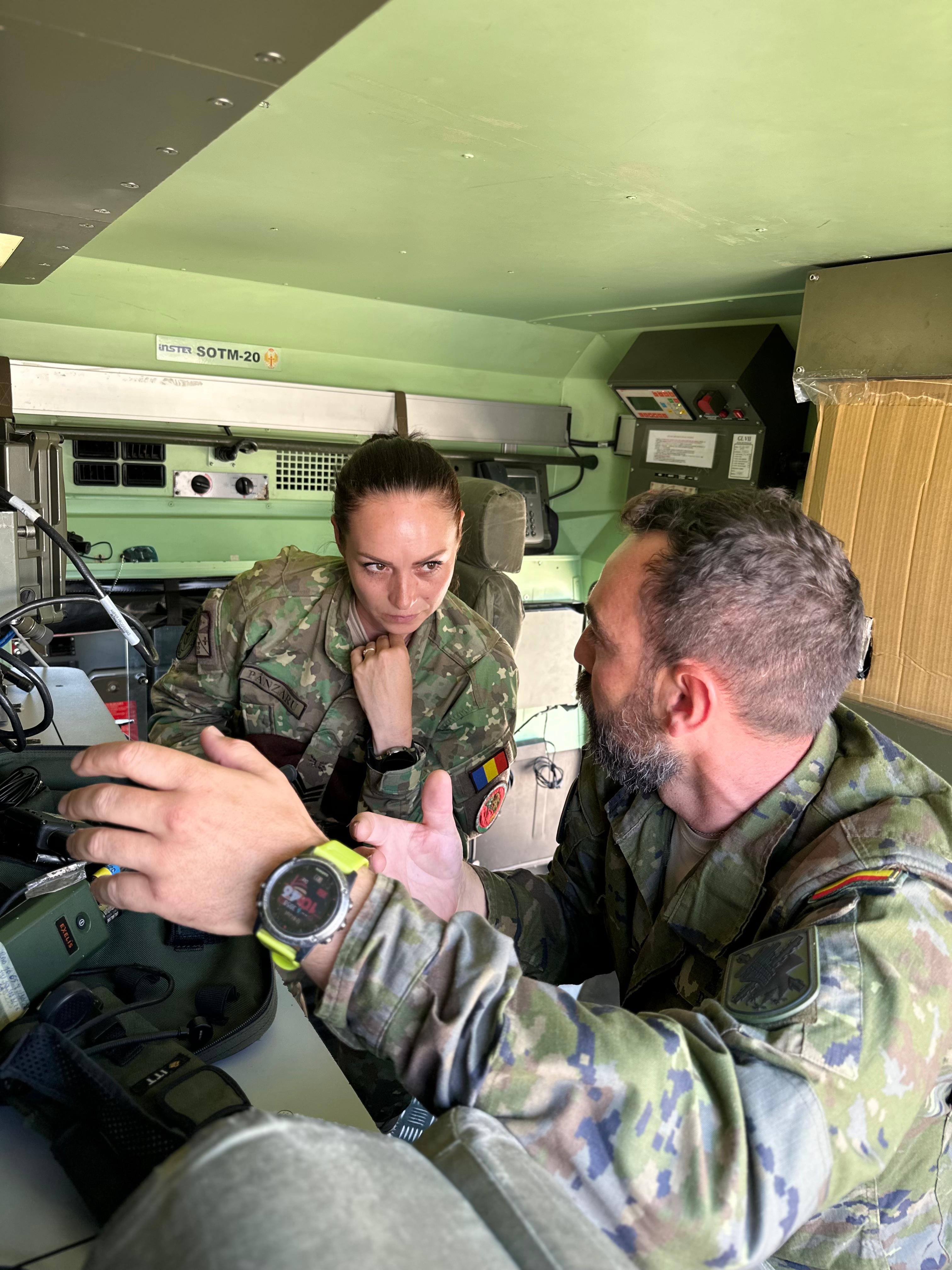 Personal militar español y rumano en estación transmisiones ‘Soria’