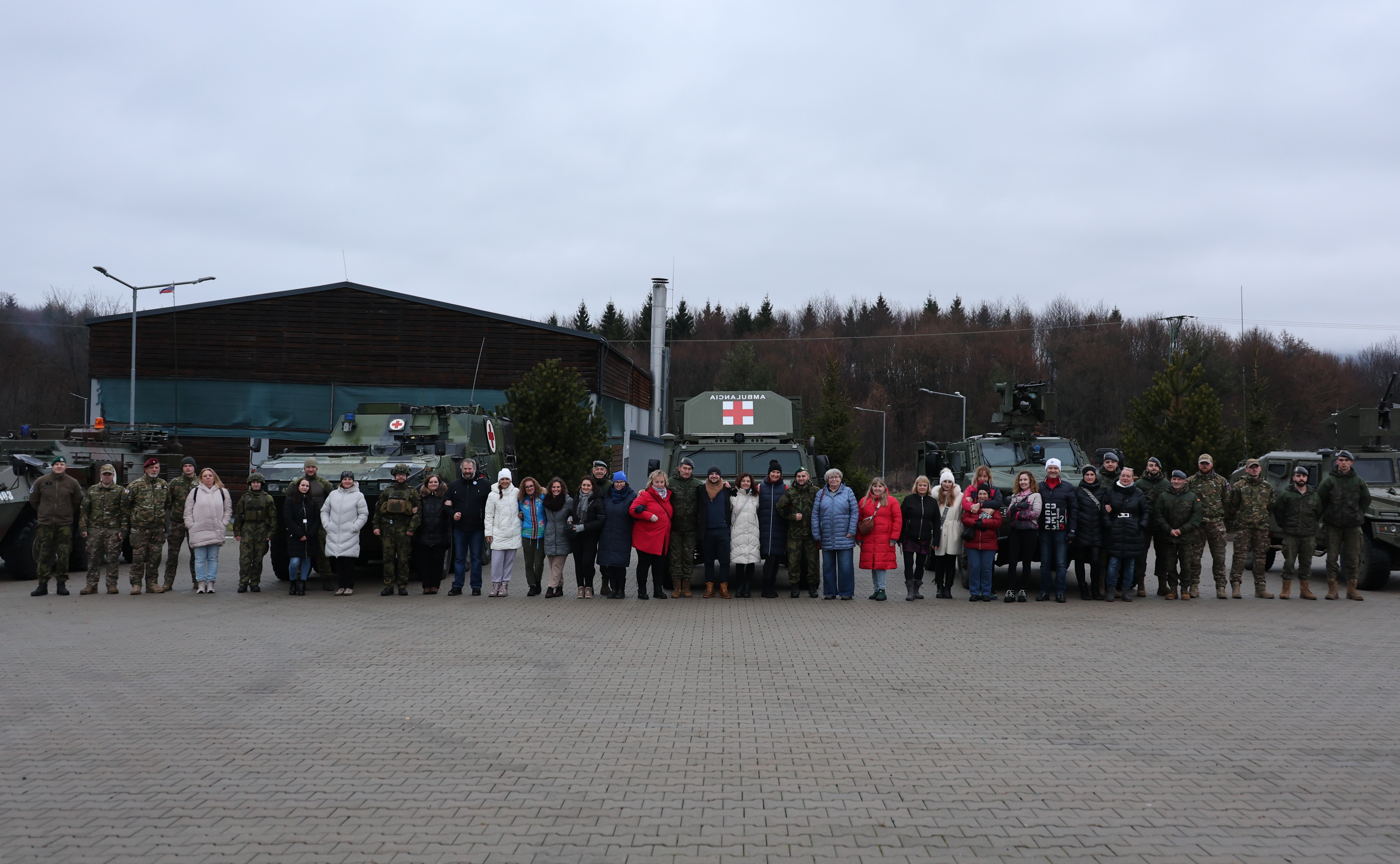 Personal sanitario Hospital Roosevelt junto a militares MN BDE TF SVK