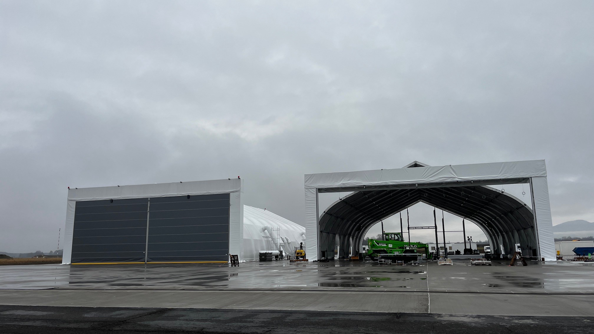 Vista general de la fachada de los hangares