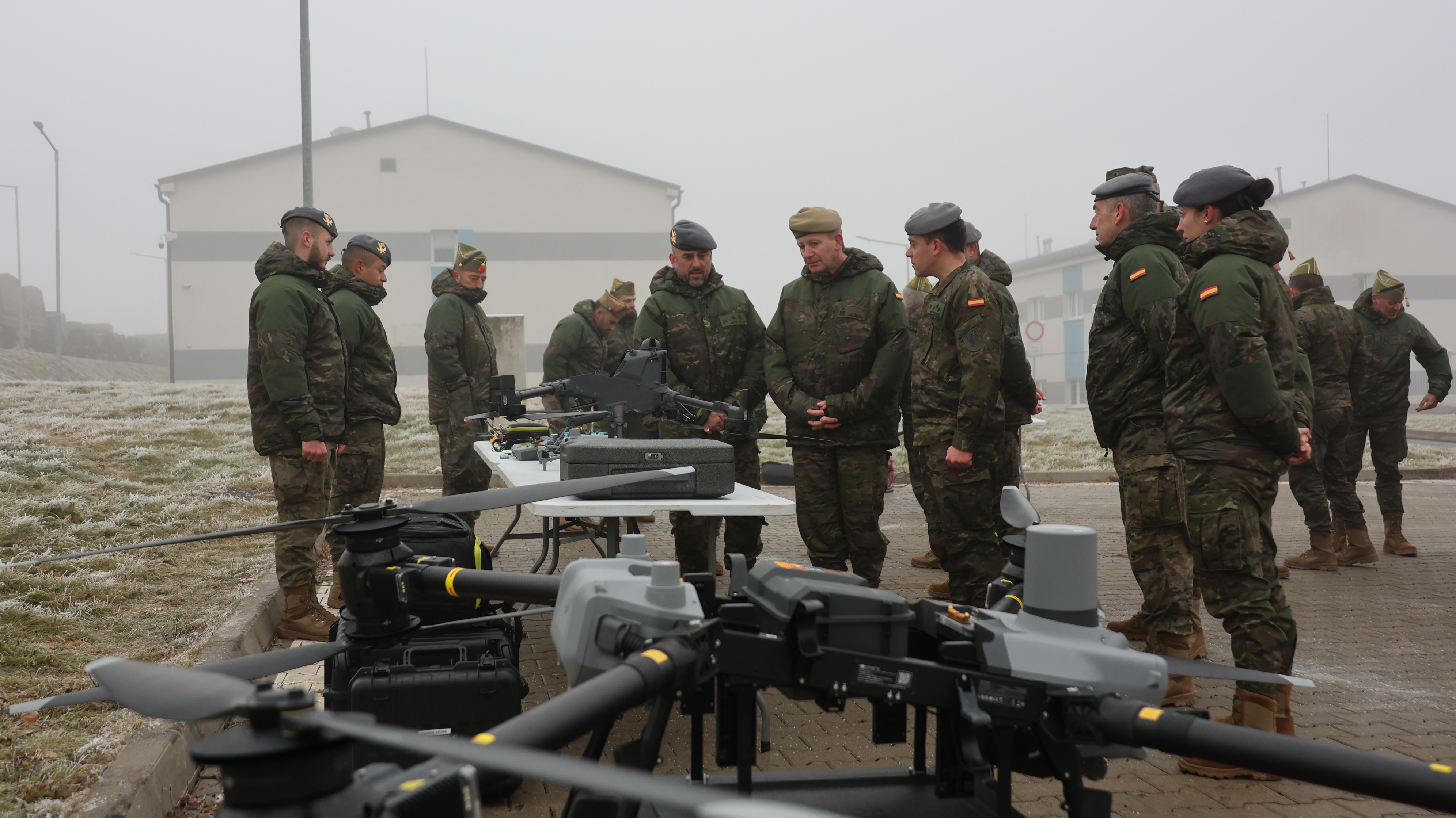 El teniente general José Antonio Agüero Martínez visita la exposición de drones