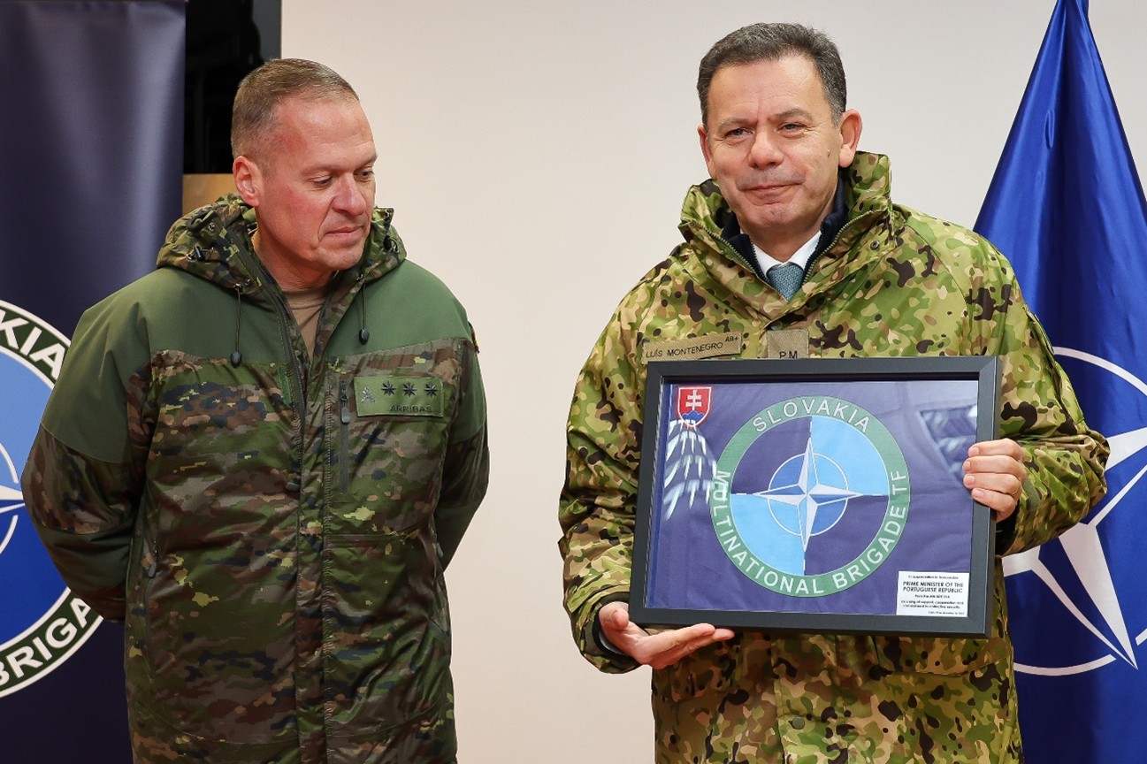 Primer ministro portugués recibe recuerdo de manos del coronel Sánchez Arribas