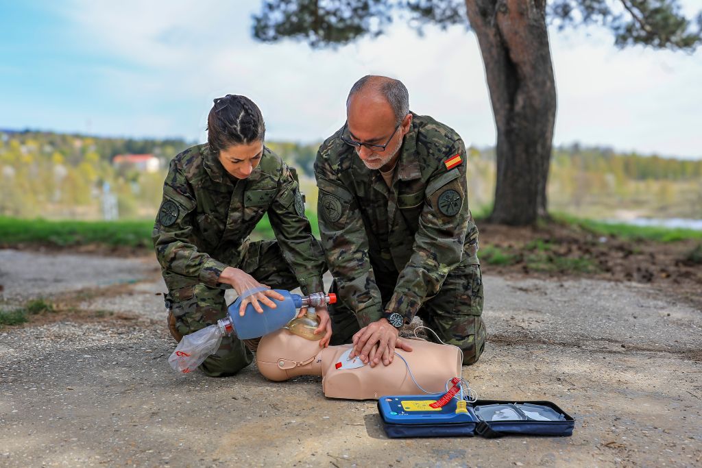 Personal sanitario explicando cómo utilizar el DEA