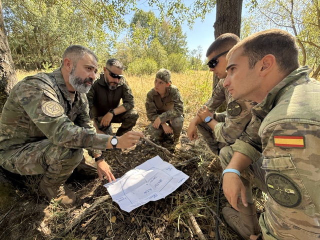 El capitán Martínez Herráiz impartiendo instrucciones