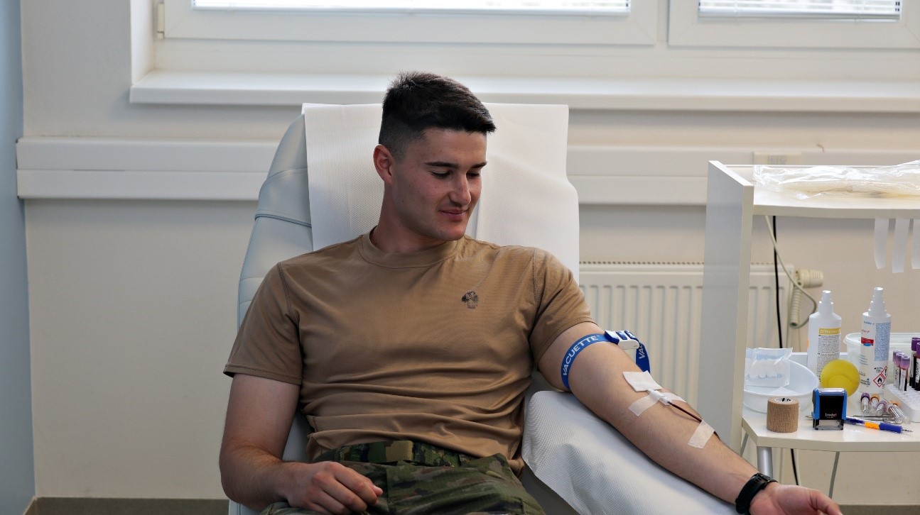 Personal militar español donando sangre