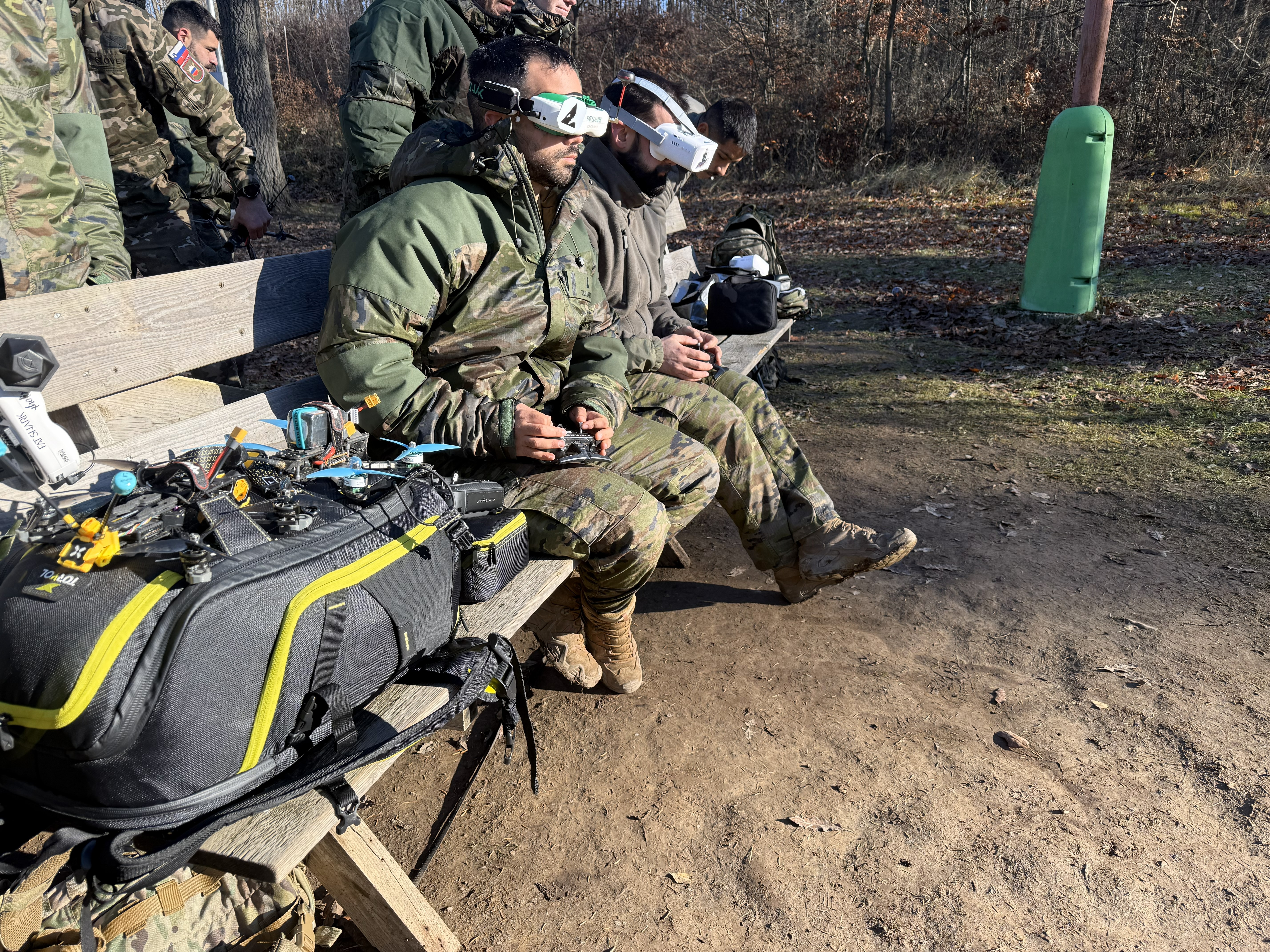 Personal TF SVK instruyéndose en pilotaje drones