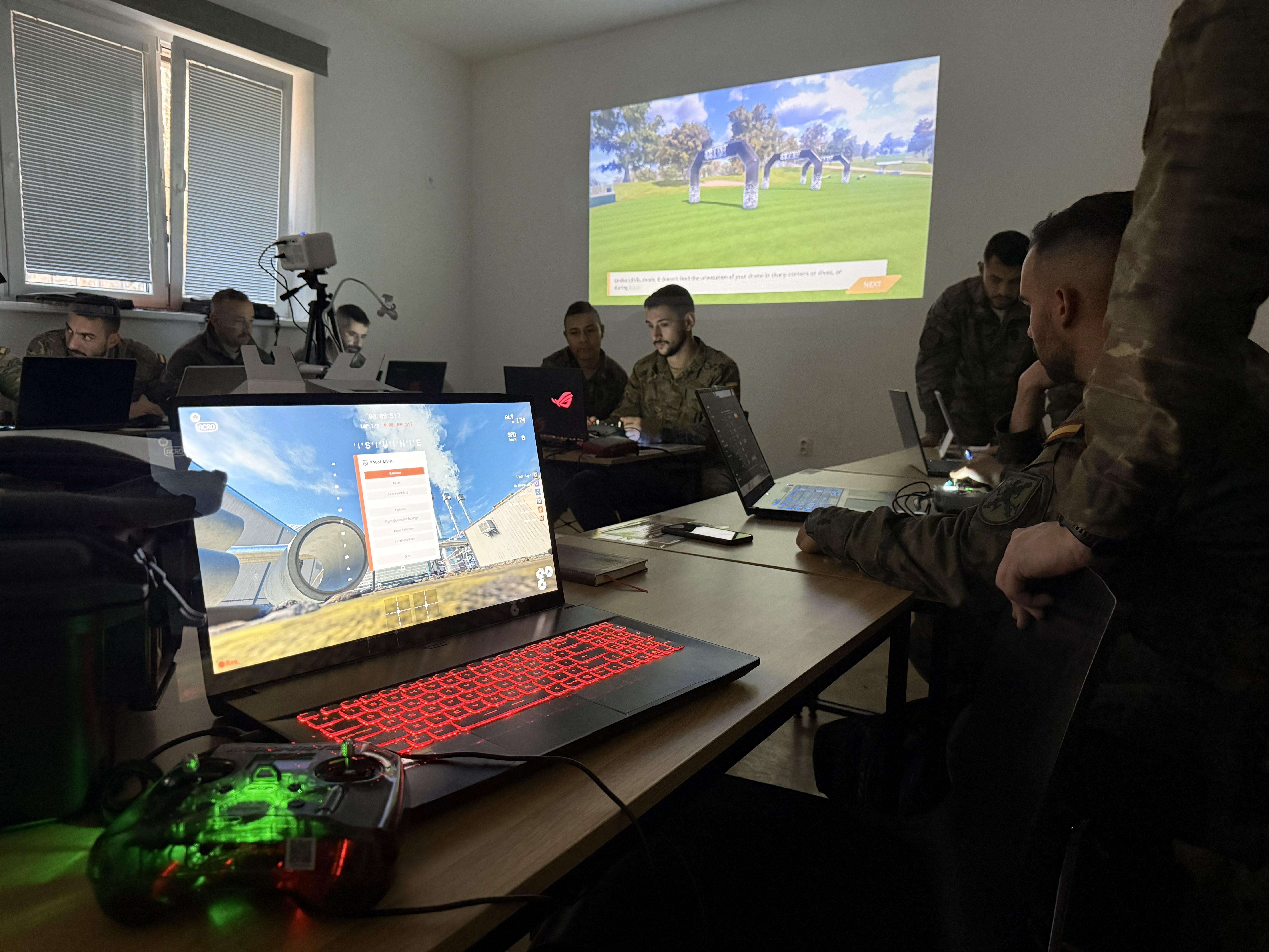 Personal MN TF SVK operando simulador de vuelo