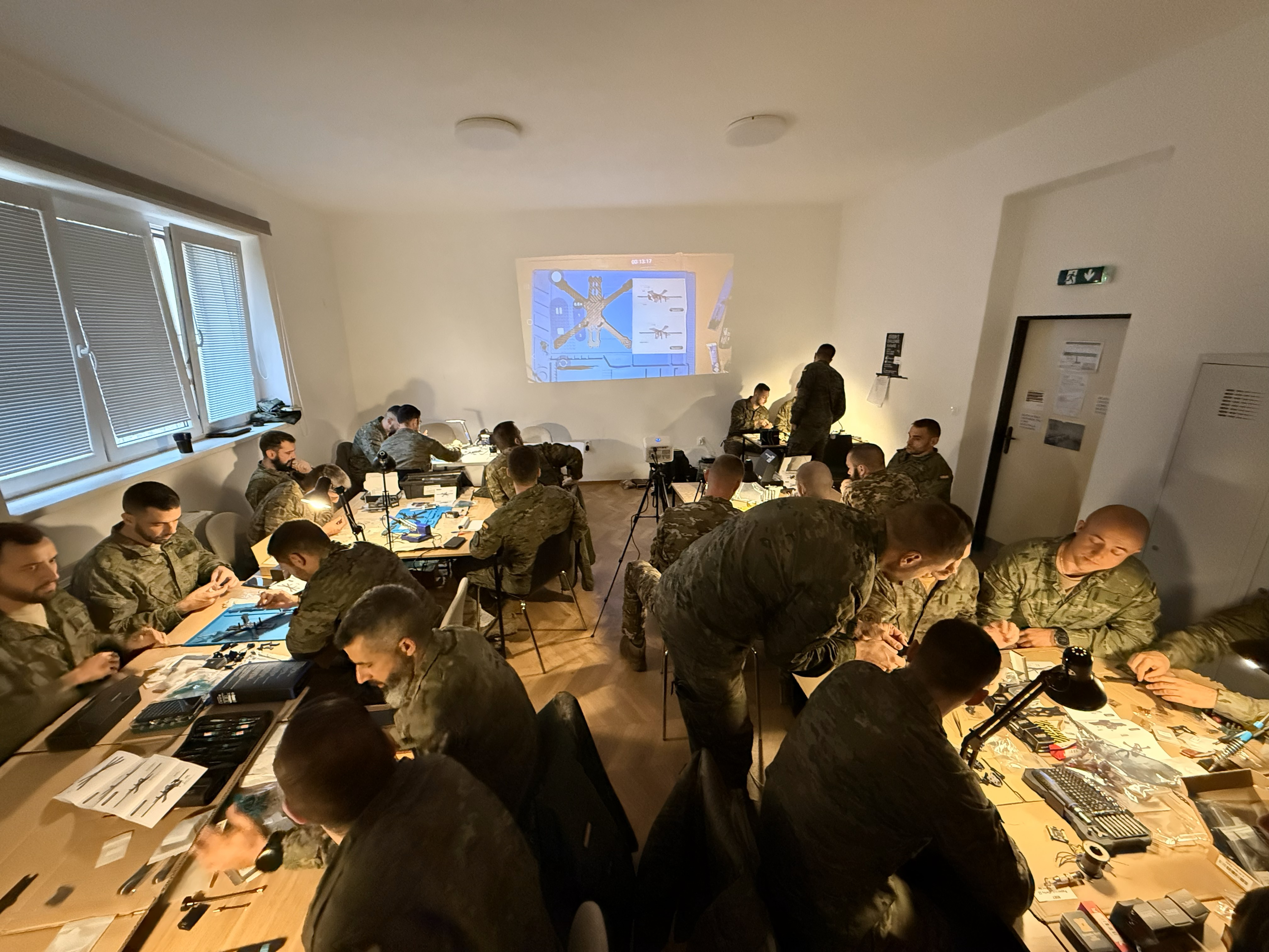 Personal TF SVK en taller de construccion de drones