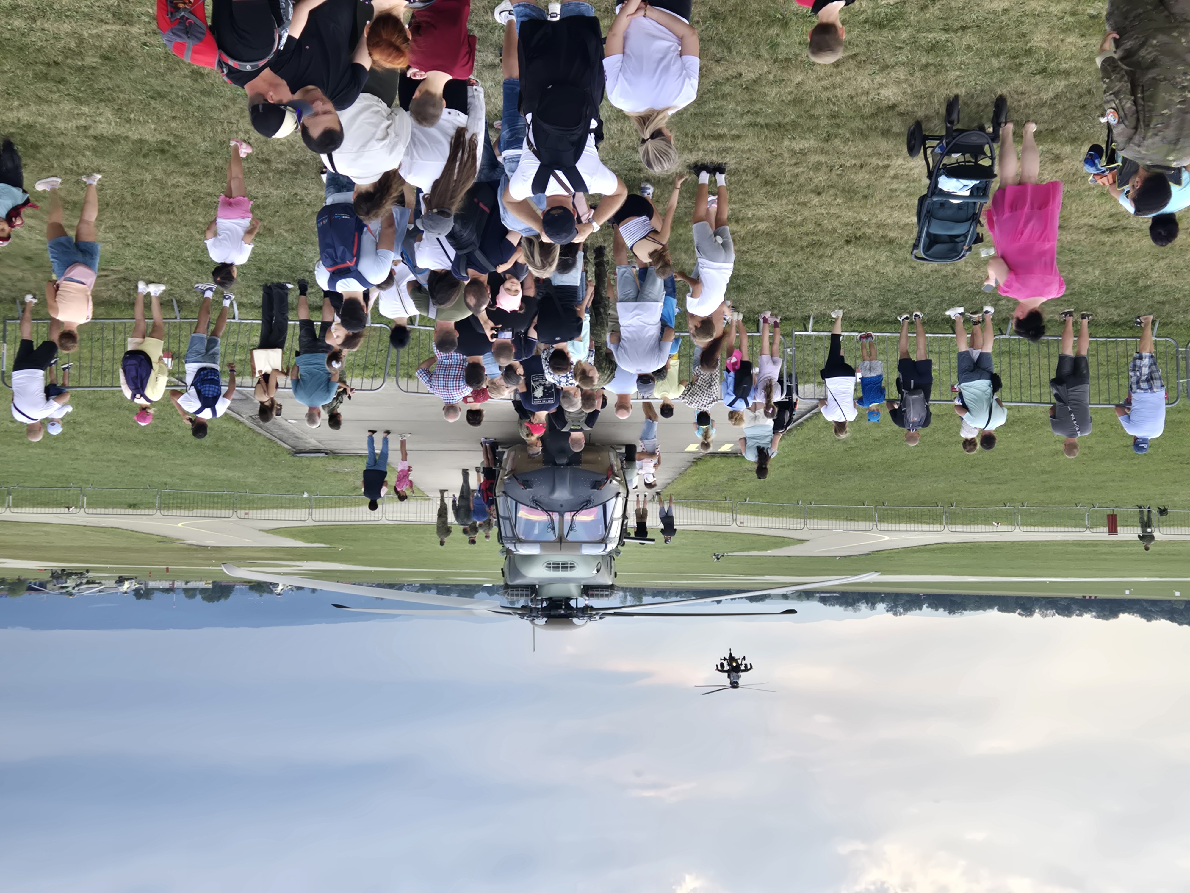 HT-29 (NH-90) en exposición estática y el helicóptero HA-28 tomando tierra