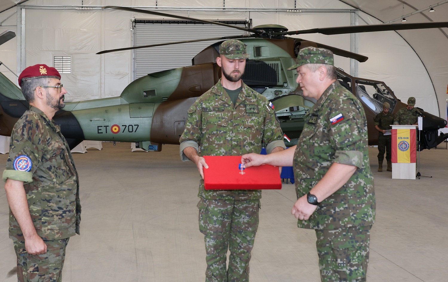 General de División Michalko, jefe del Mando de Operaciones Conjunto en Banská Bystryca condecora al coronel Pérez Herrero