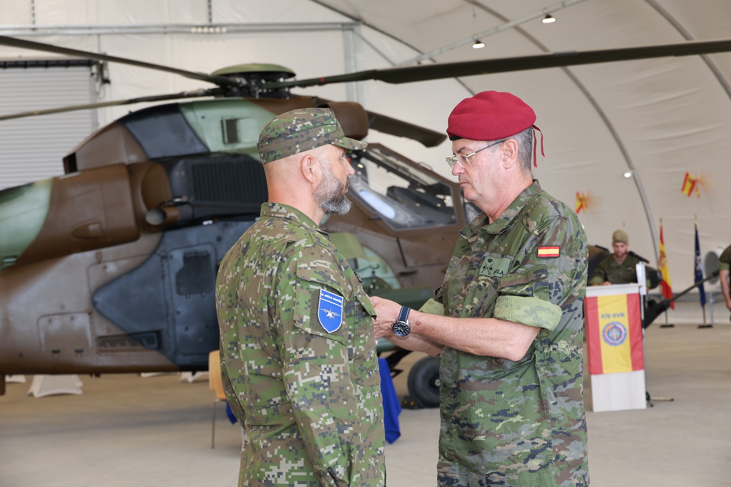 General de División Silvela impone CMMB al Coronel Peter Vyrostek, anterior Jefe MAB