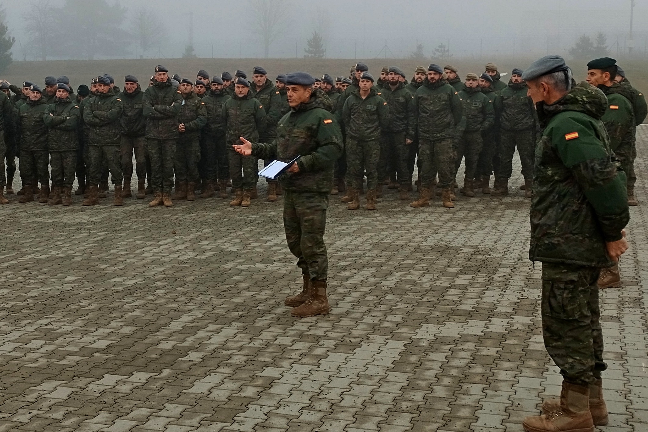 El coronel Martínez Victoria se dirige al personal español de la Brigada