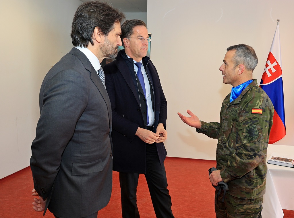 El coronel Martinez Victoria con secretario general de la OTAN y el ministro de Defensa de Eslovaquia