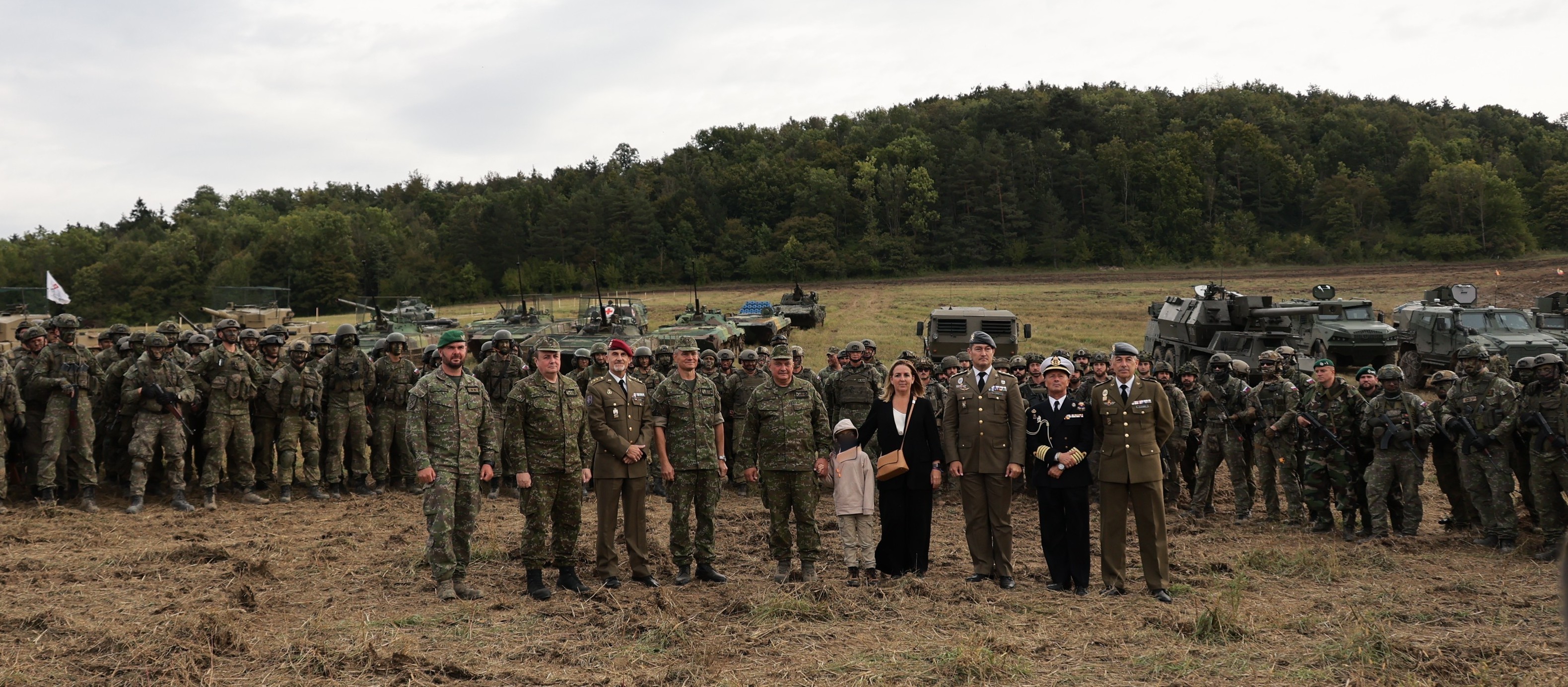 Autoridades españolas junto a Autoridades militares eslovacas