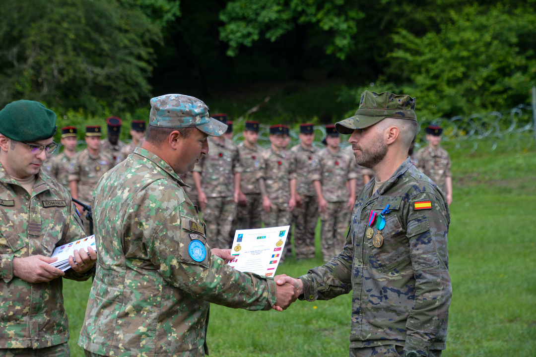 Entrega condecoraciones internacionales