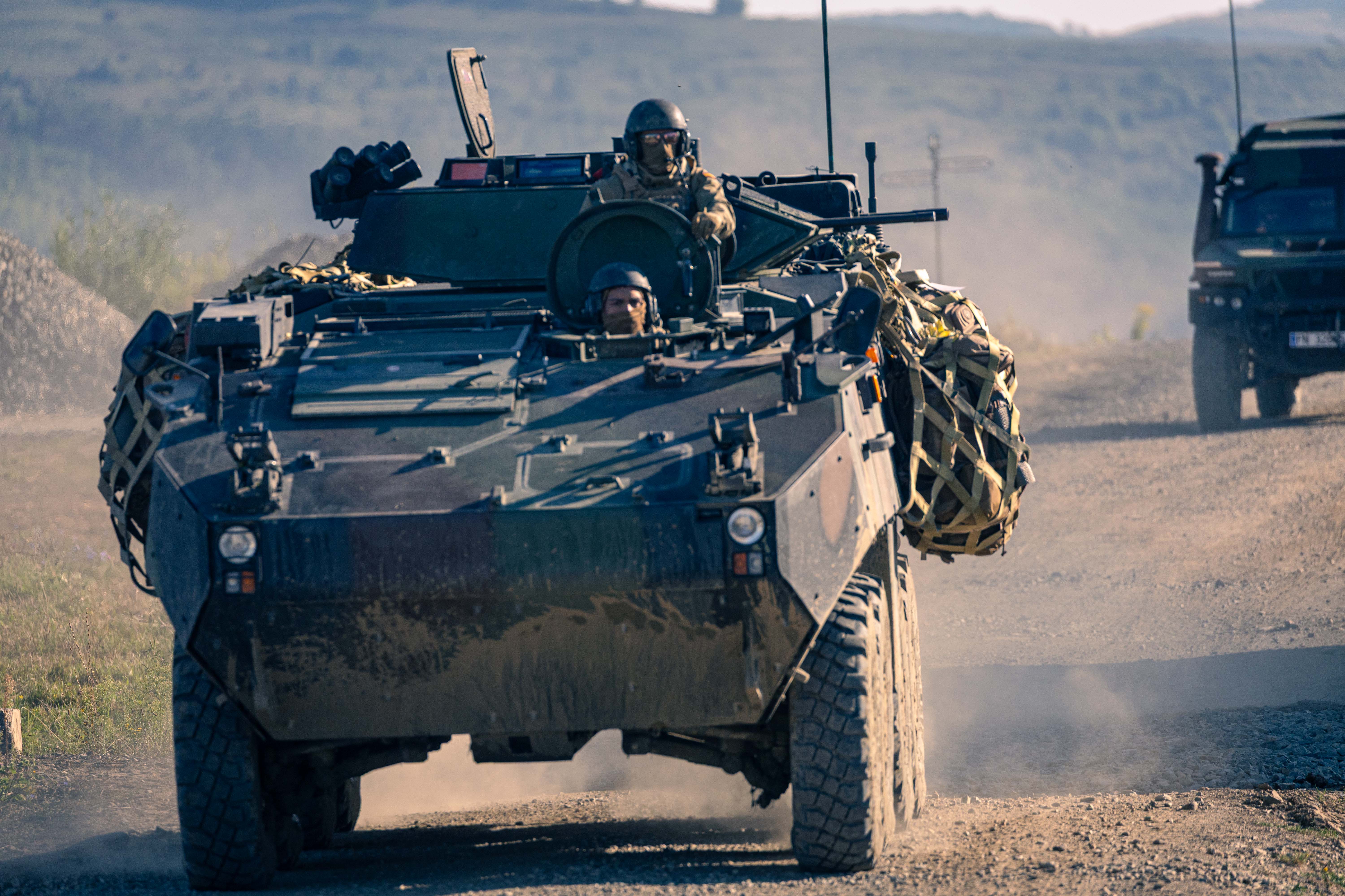 Mowag Piranha IIIC avanzando sobre un núcleo urbanizado