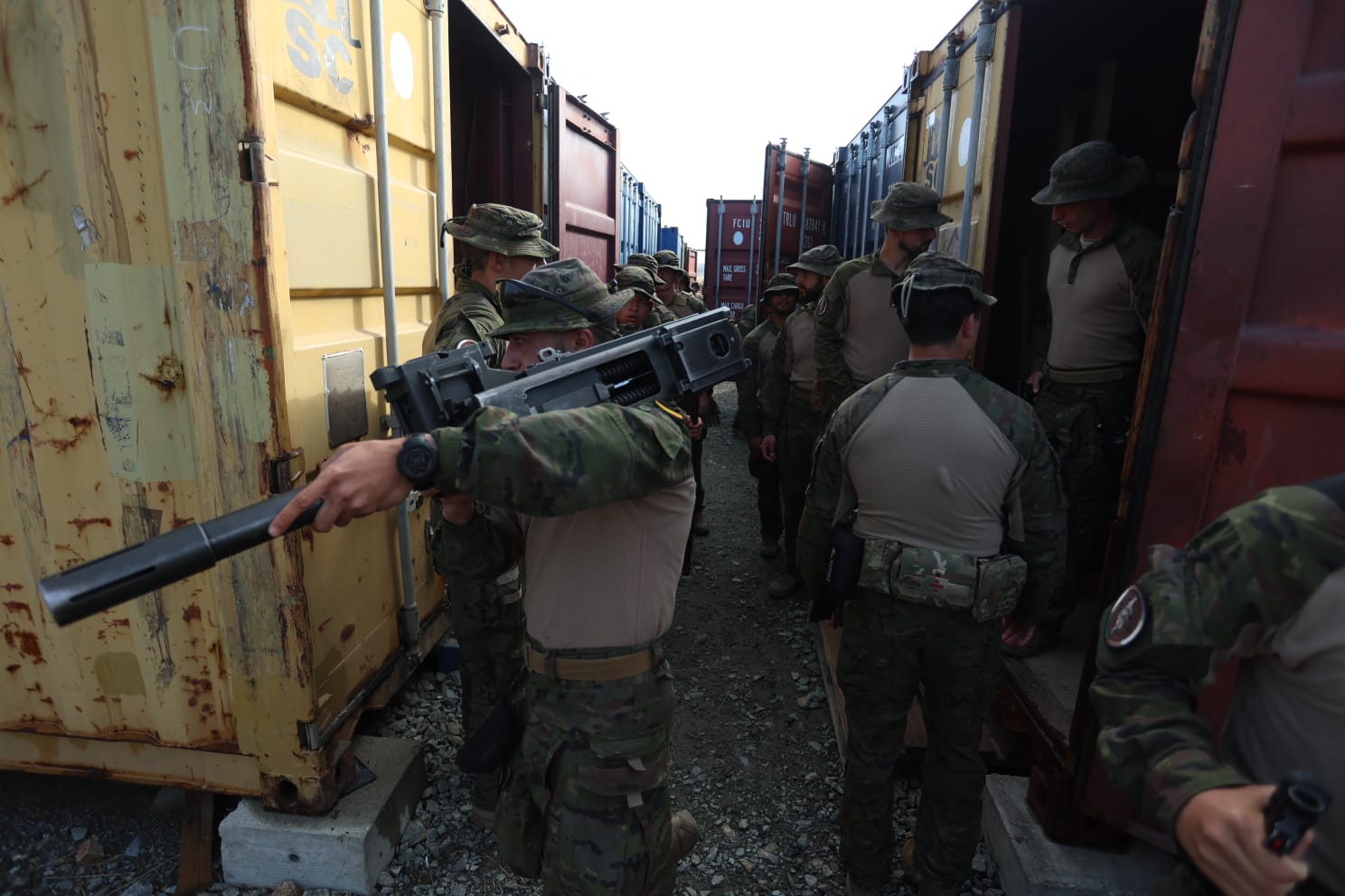 Recogida de armamento durante la primera fase previo al despliegue
