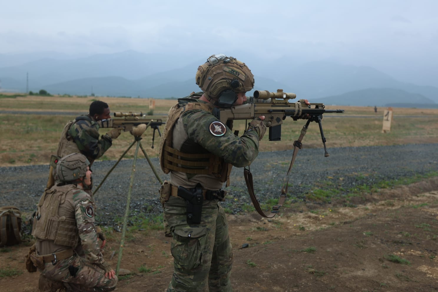 Tiro de fusil en el campo de tiro Cartisoara