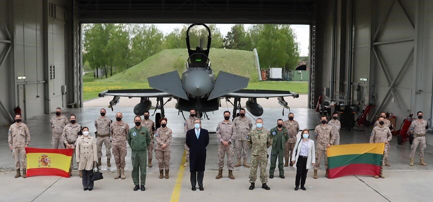Foto de grupo ante un Eurofighter