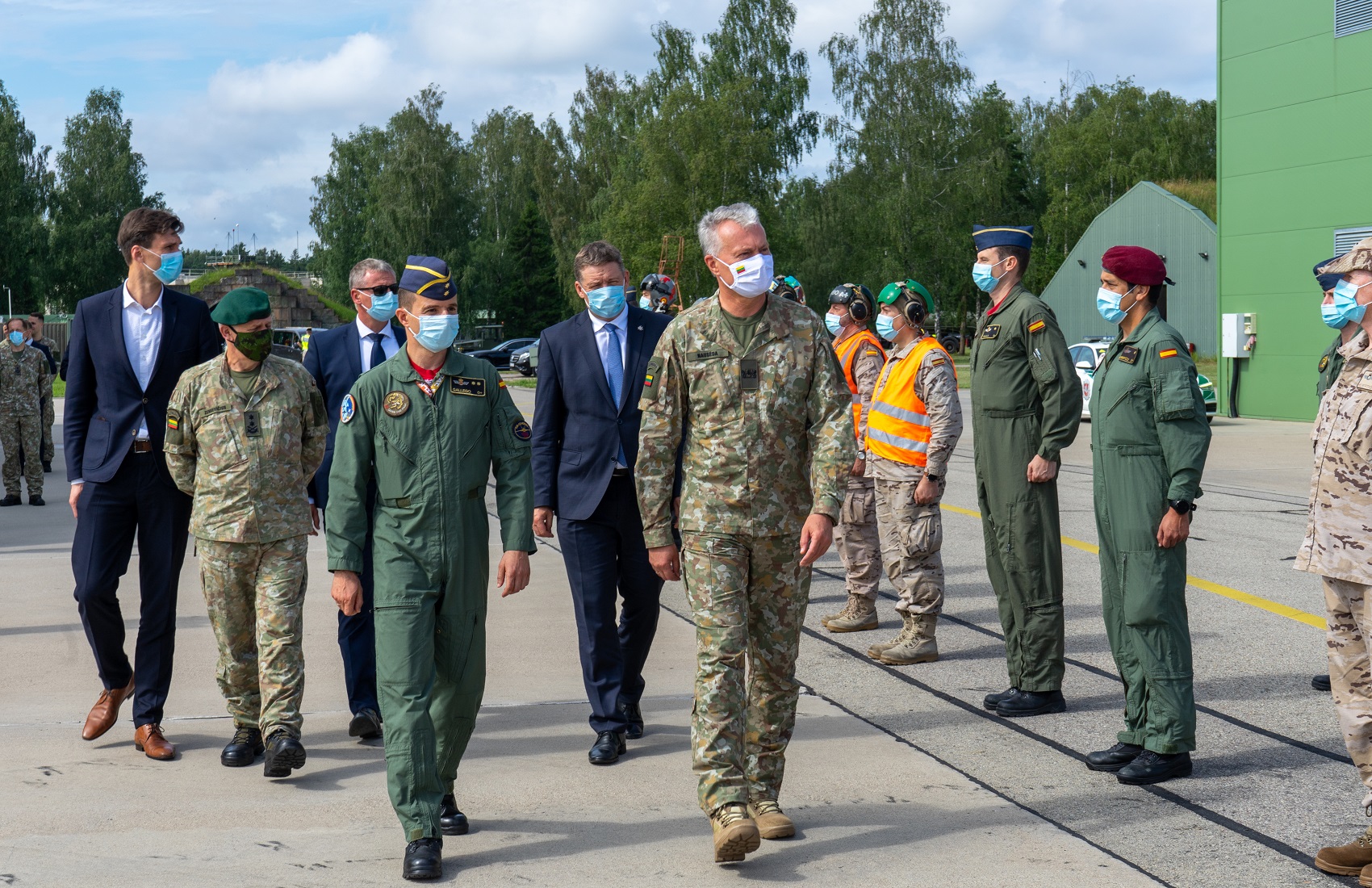 El presidente de la República de Lituania visita el destacamento 'Vilkas'