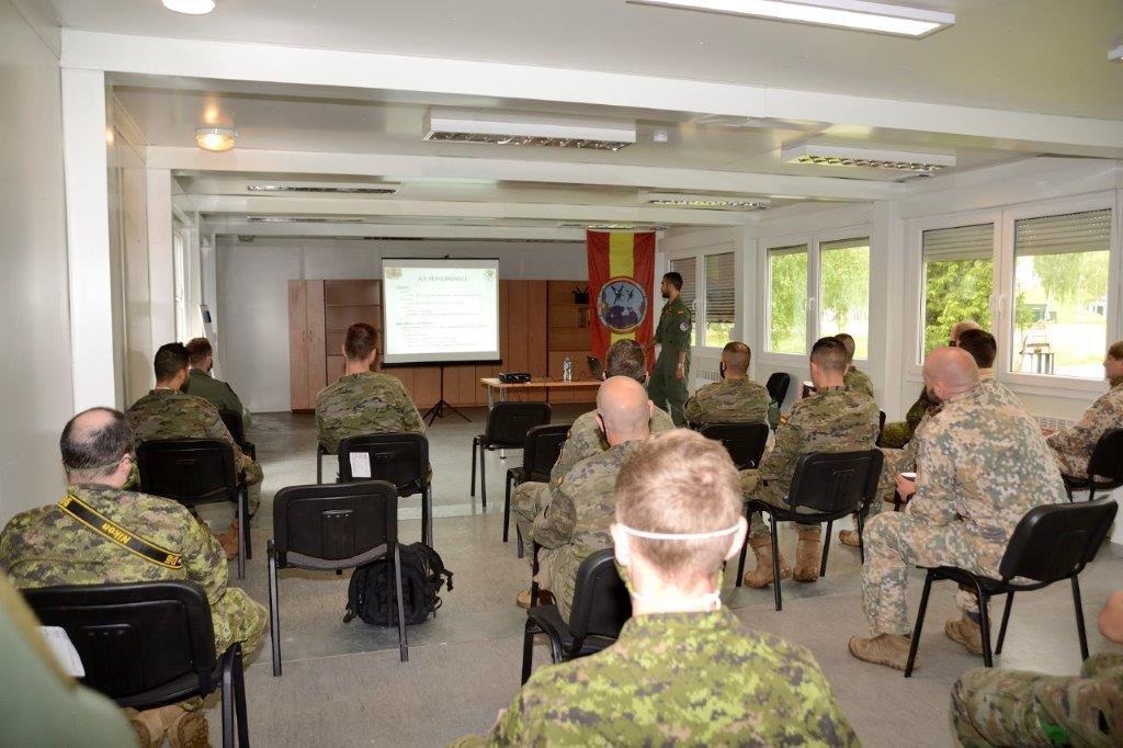 Personal de la operación 'Presencia Avanzada Reforzada' de Letonia visita al destacamento 'Vilkas'