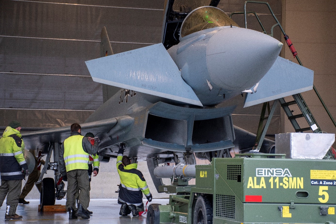 Eurofighter alemán en hangar de alerta con equipamiento del Ala 11