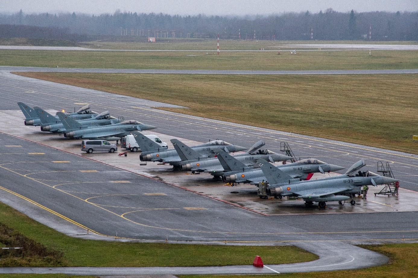 Línea de aparcamiento de Eurofighter alemanes y españoles
