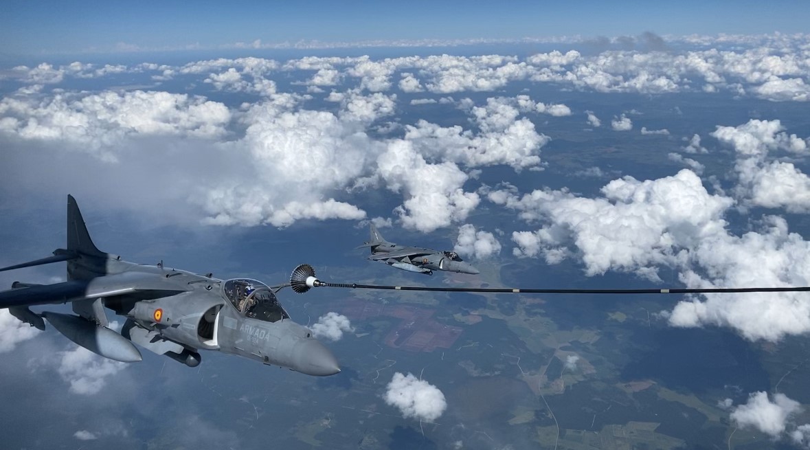 AV8+ “Harrier” reabasteciendo del A400M