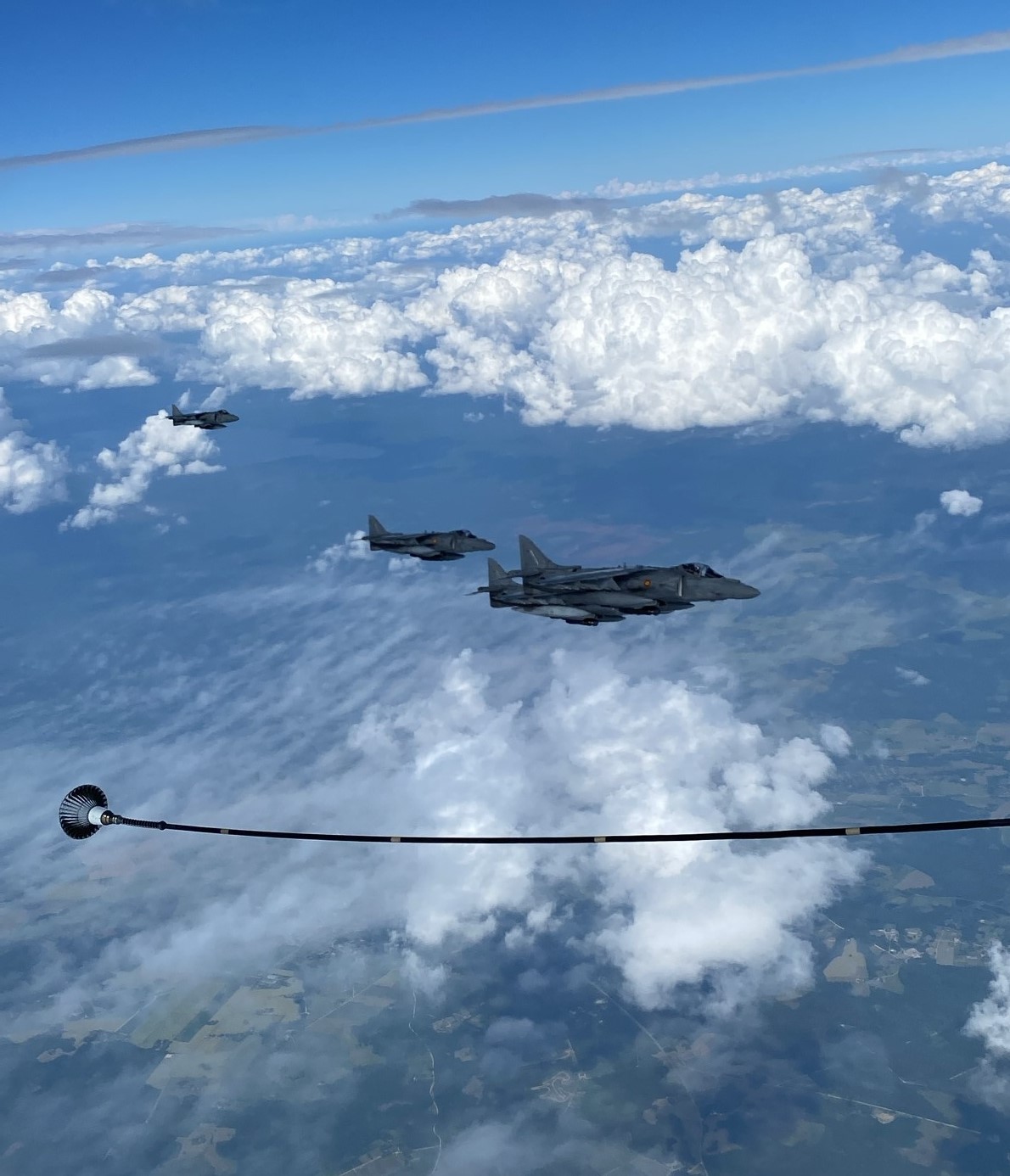 Cuatro AV8+ “Harriers” de la Armada reunidos previamente a la misión de reabastecimiento