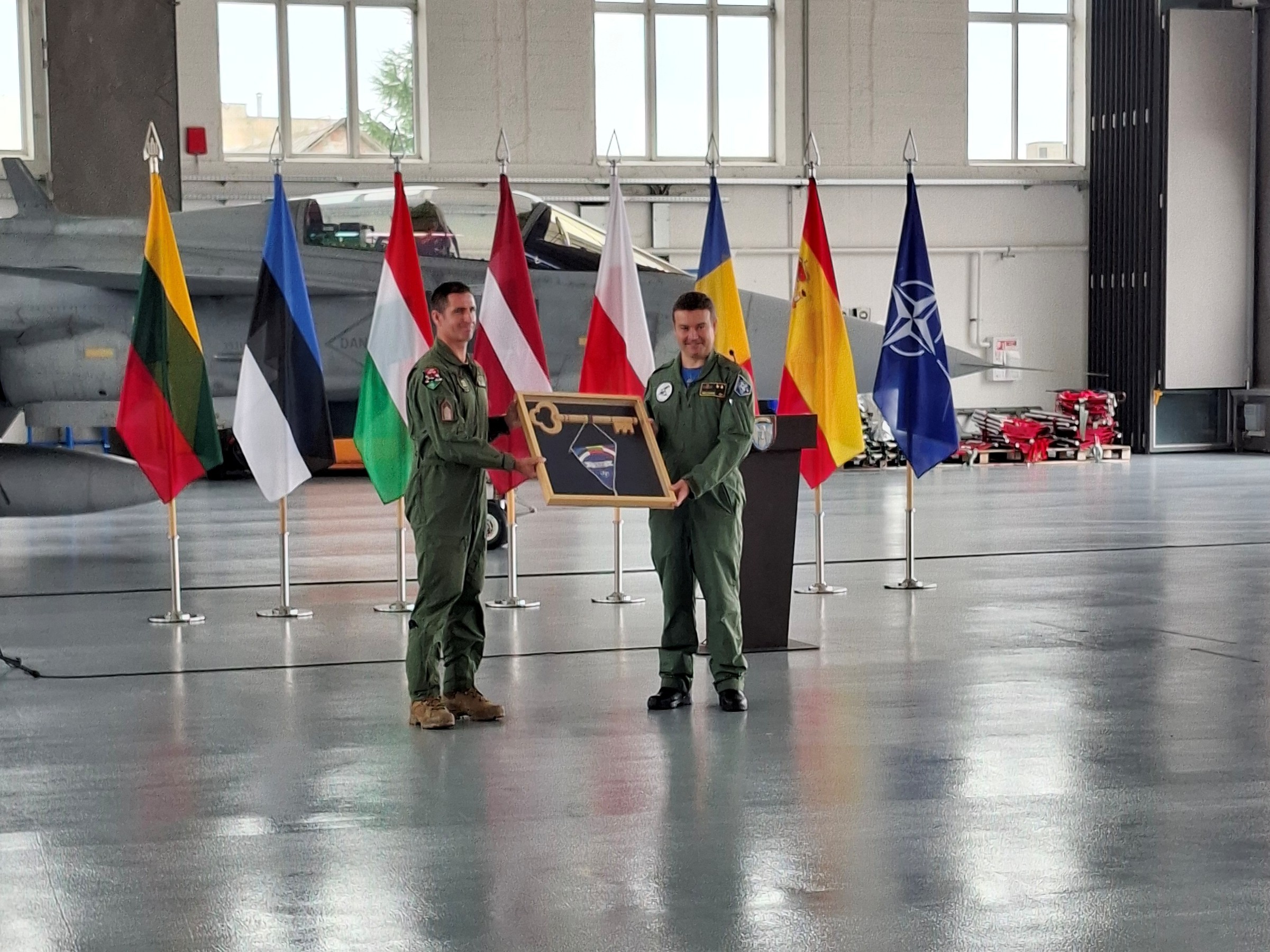 Entrega simbólica de la responsabilidad de la defensa