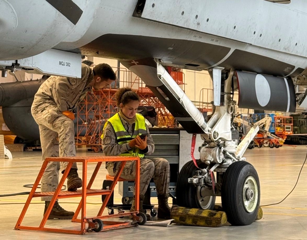 Personal del Escuadrón de Mantenimiento del Ala 15