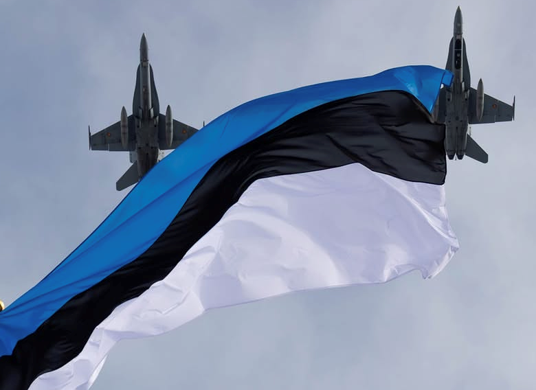 Aeronaves F18M del DAT Vilkas sobrevolando Tallin