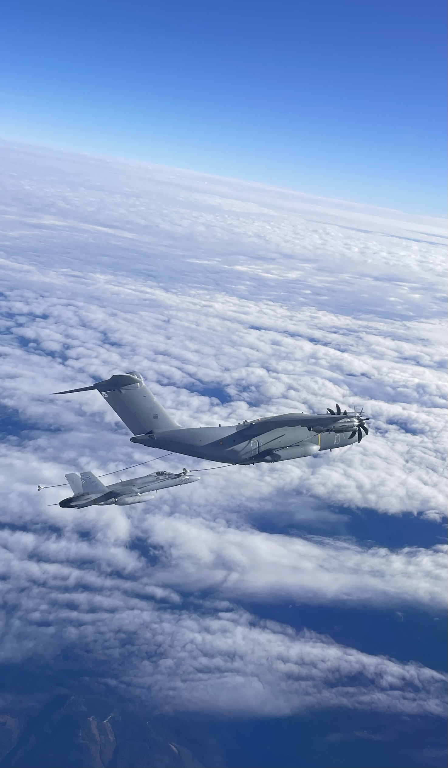 F18M reabasteciendo combustible en vuelo de un A400M