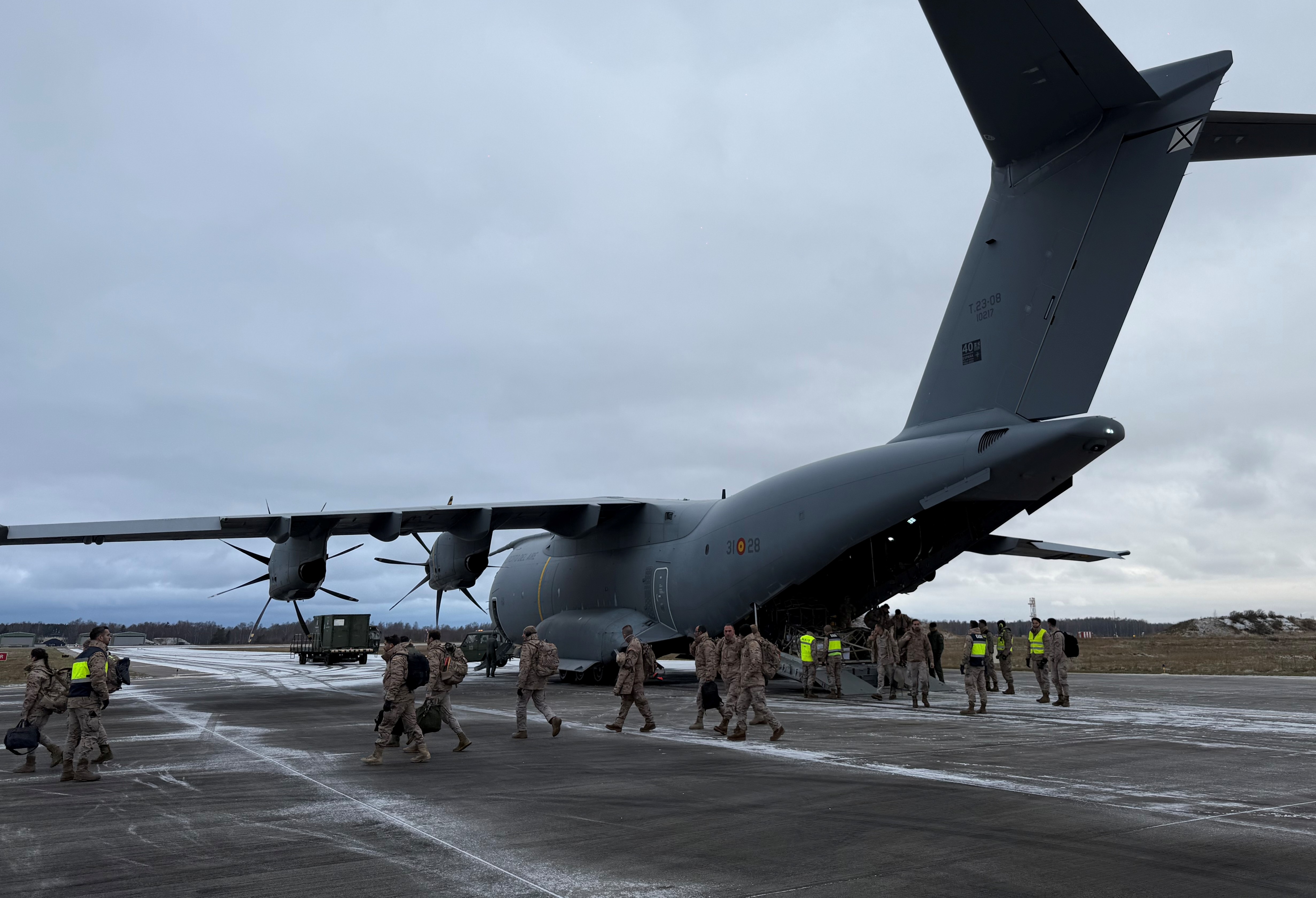 Llegada del nuevo contingente español a la Base Aérea de Siauliai (Lituania) a bordo de un A400M