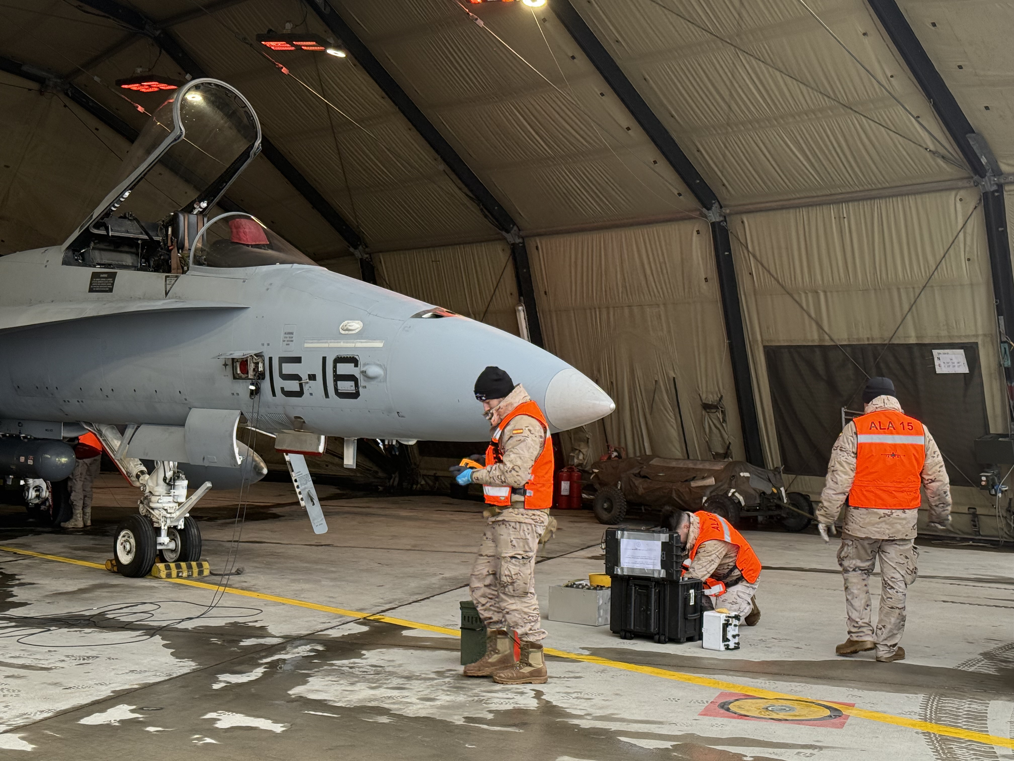Armeros configurando un EF18M para el servicio de alarma Quick Reaction Alert (QRA)