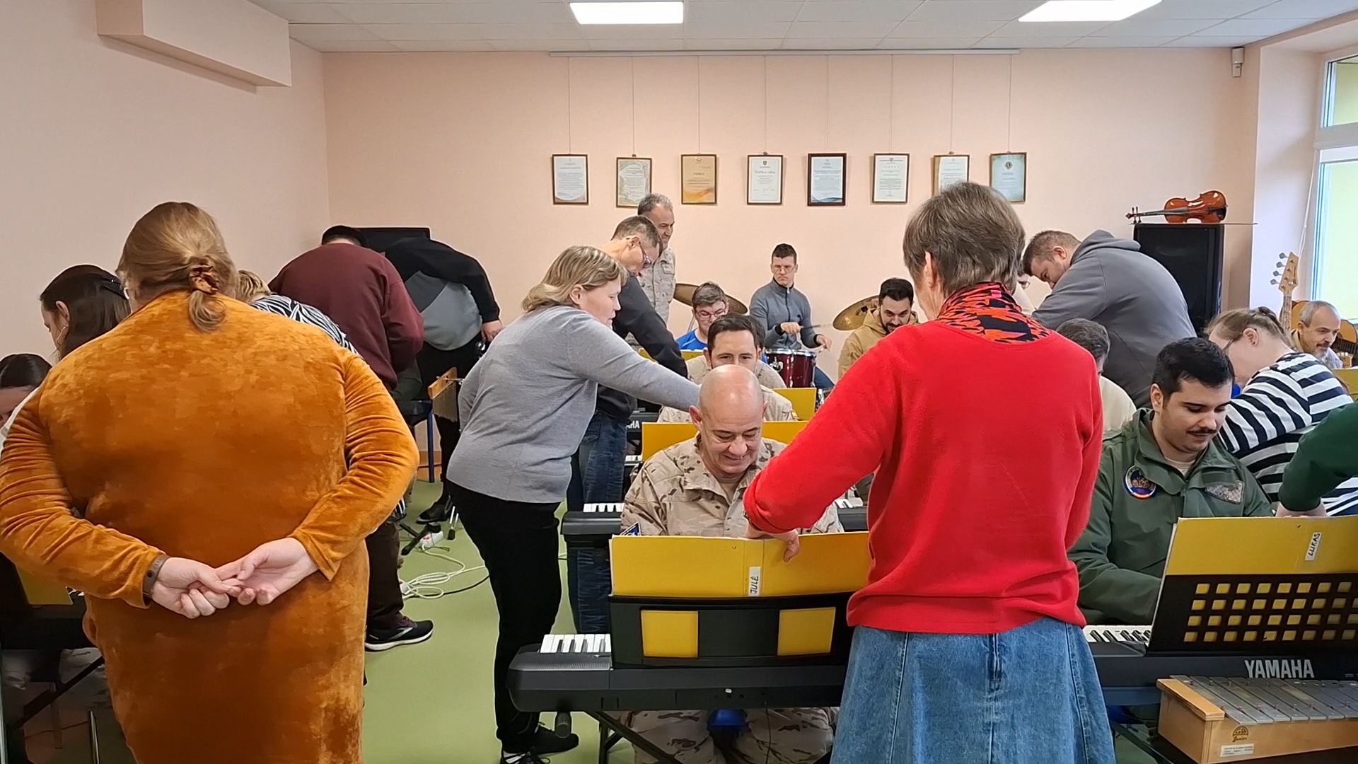 Personal del DAT con la orquesta de la Asociación Globos