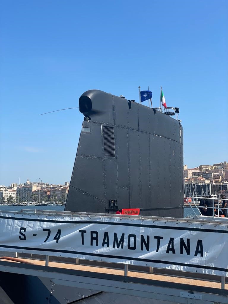 El Tramontana, atracado en puerto
