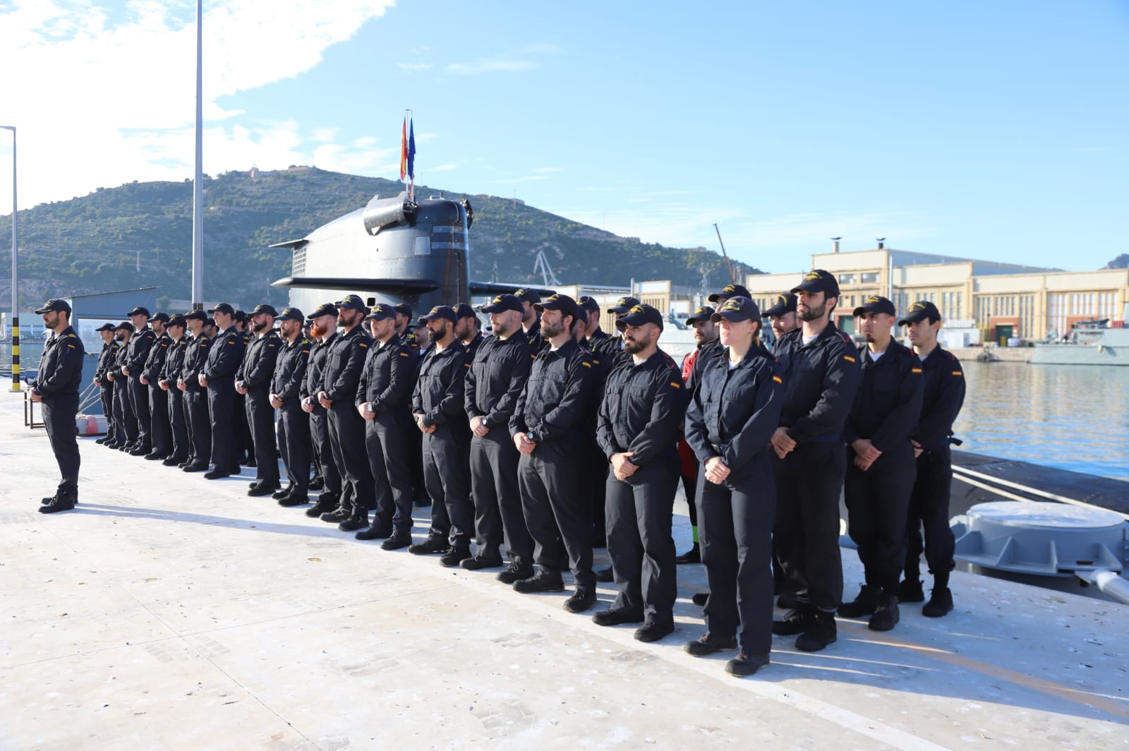 Dotación formada tras la llegada a puerto