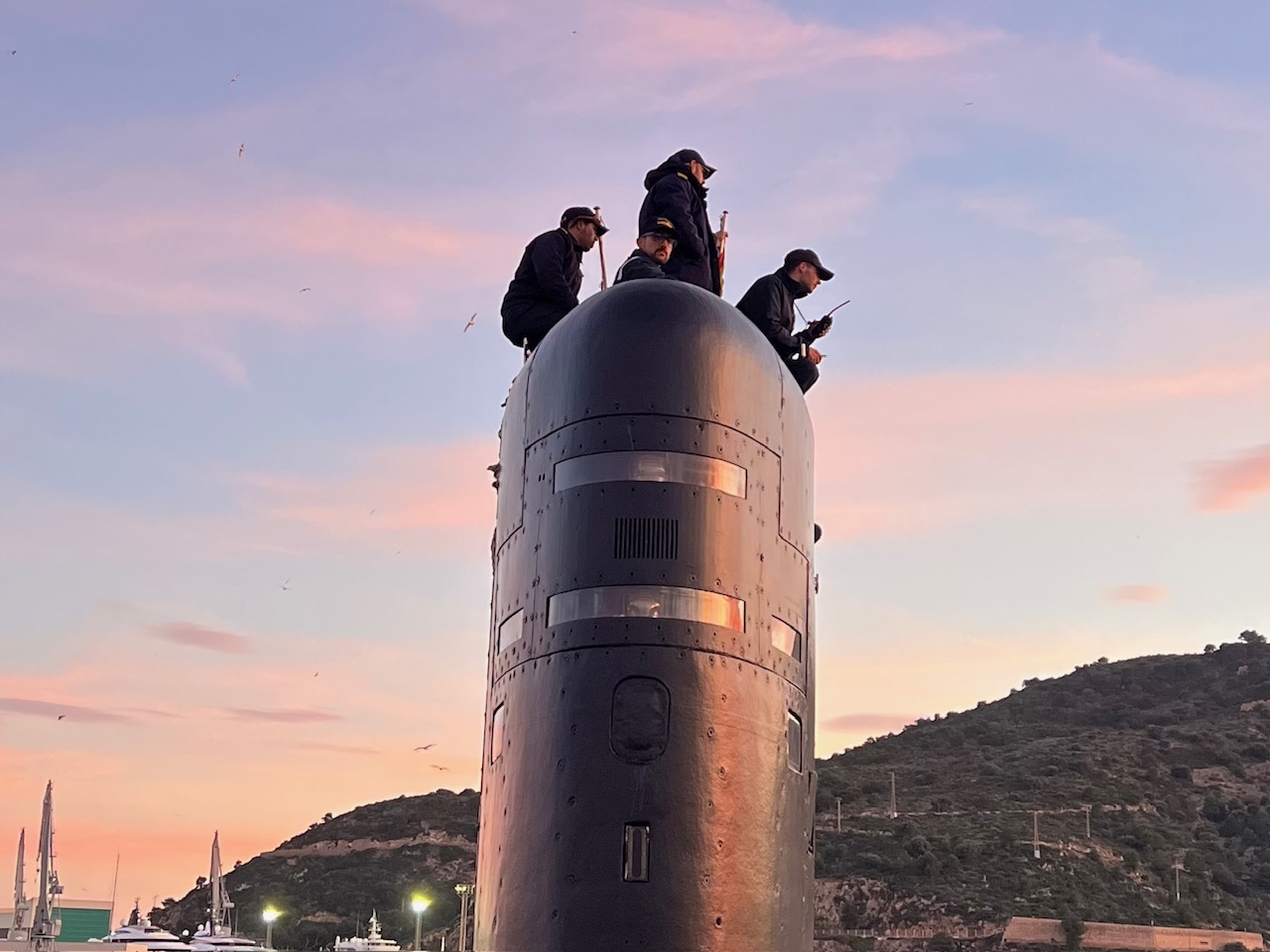 Vela del ‘Galerna’ durante la maniobra de atracada