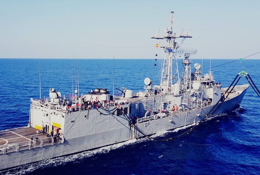 La fragata “Santa María” recibe un abastecimiento en la mar del buque alemán “Bonn”