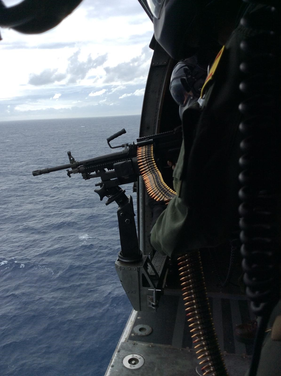 El helicóptero ‘Morsa’ 07 realiza un ejercicio de tiro con el vehículo no tripulado HammerHead de la Armada canadiense