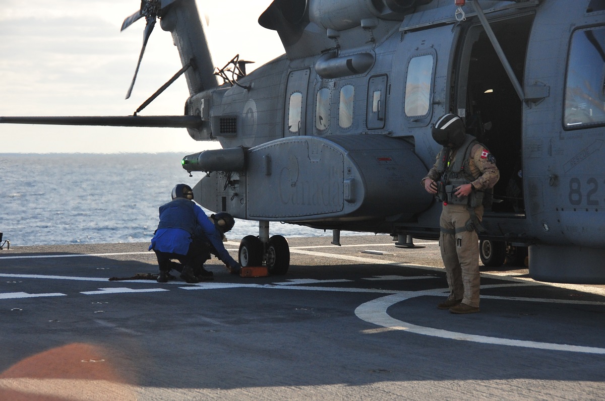 El ‘Patiño’ recibe al helicóptero canadiense Ch148 Cyclone