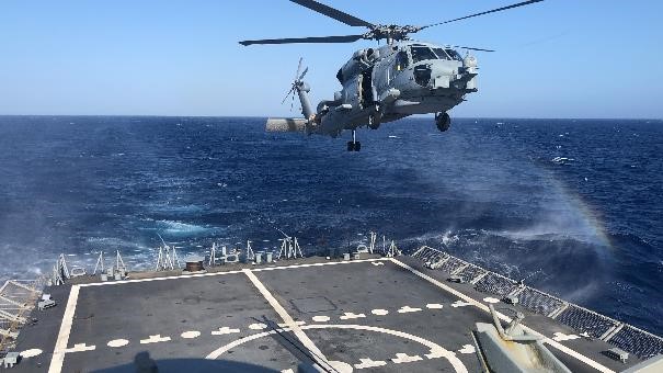 La fragata ‘Álvaro de Bazán’ apoya con una evacuación médica al destructor estadounidense ‘USS Porter’