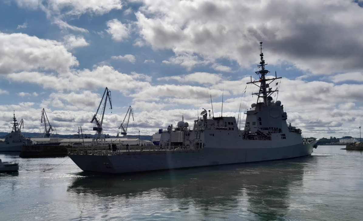 Maniobra de desatraque de la fragata ‘Cristóbal Colón’