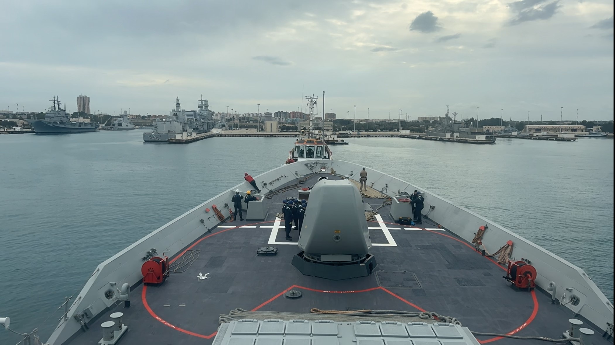 Fragata ‘Méndez Núñez’ entrando en la Base Naval de Tarento