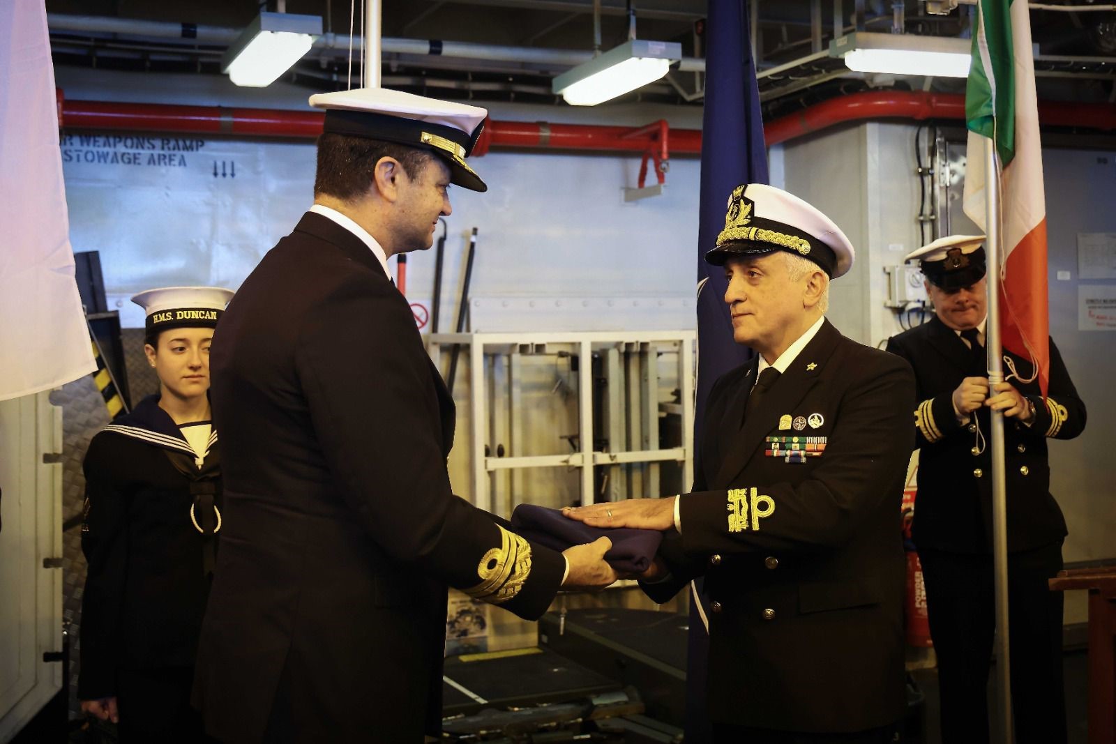 El vicealmirante Delgado Roig entrega la bandera de la OTAN al nuevo COMSNMG2