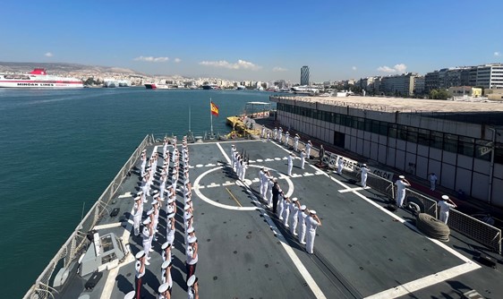 Recibimiento a bordo del embajador de España en Grecia.