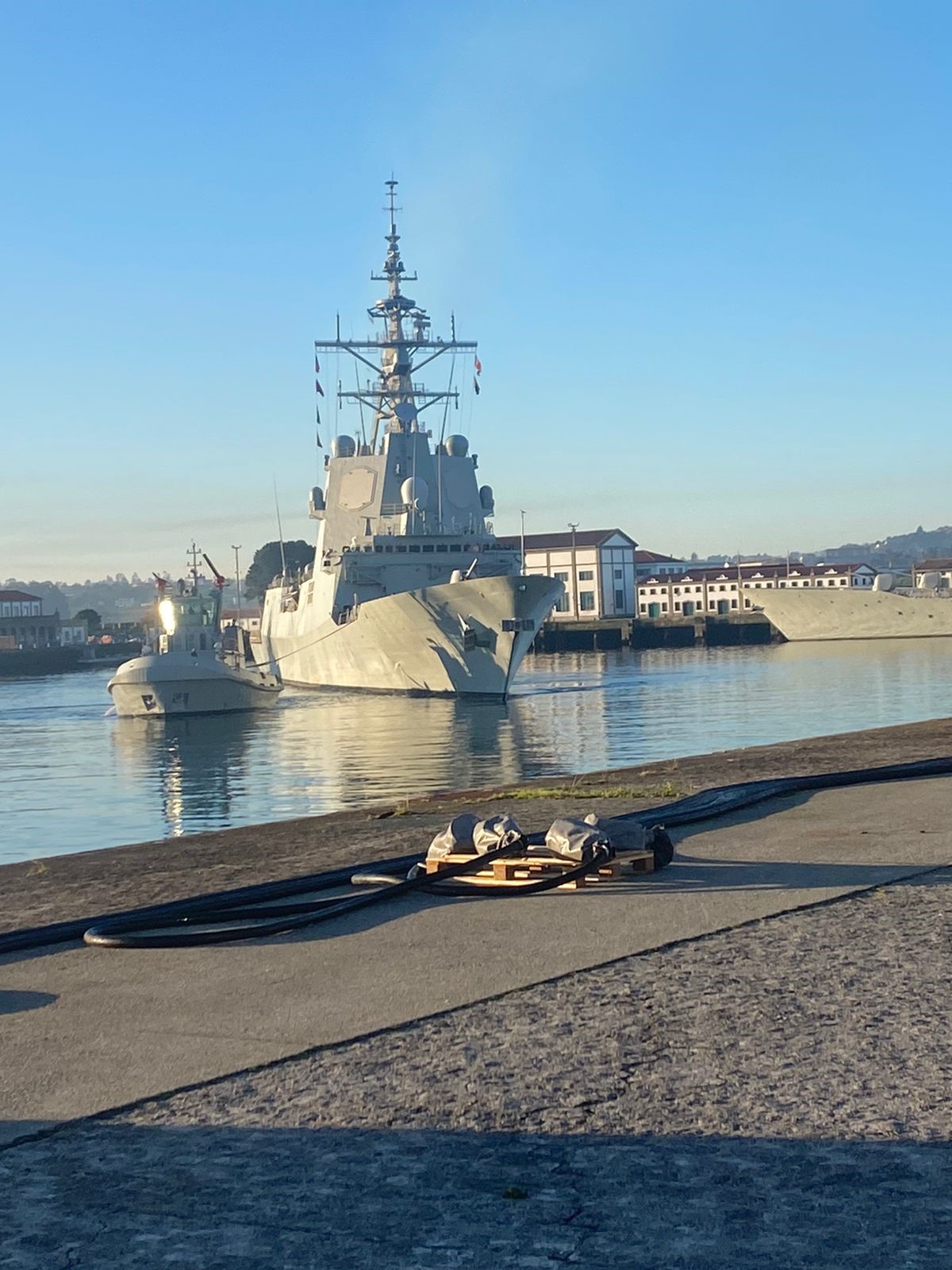 La fragata ‘Cristóbal Colón’ entrando en el muelle de Ferrol