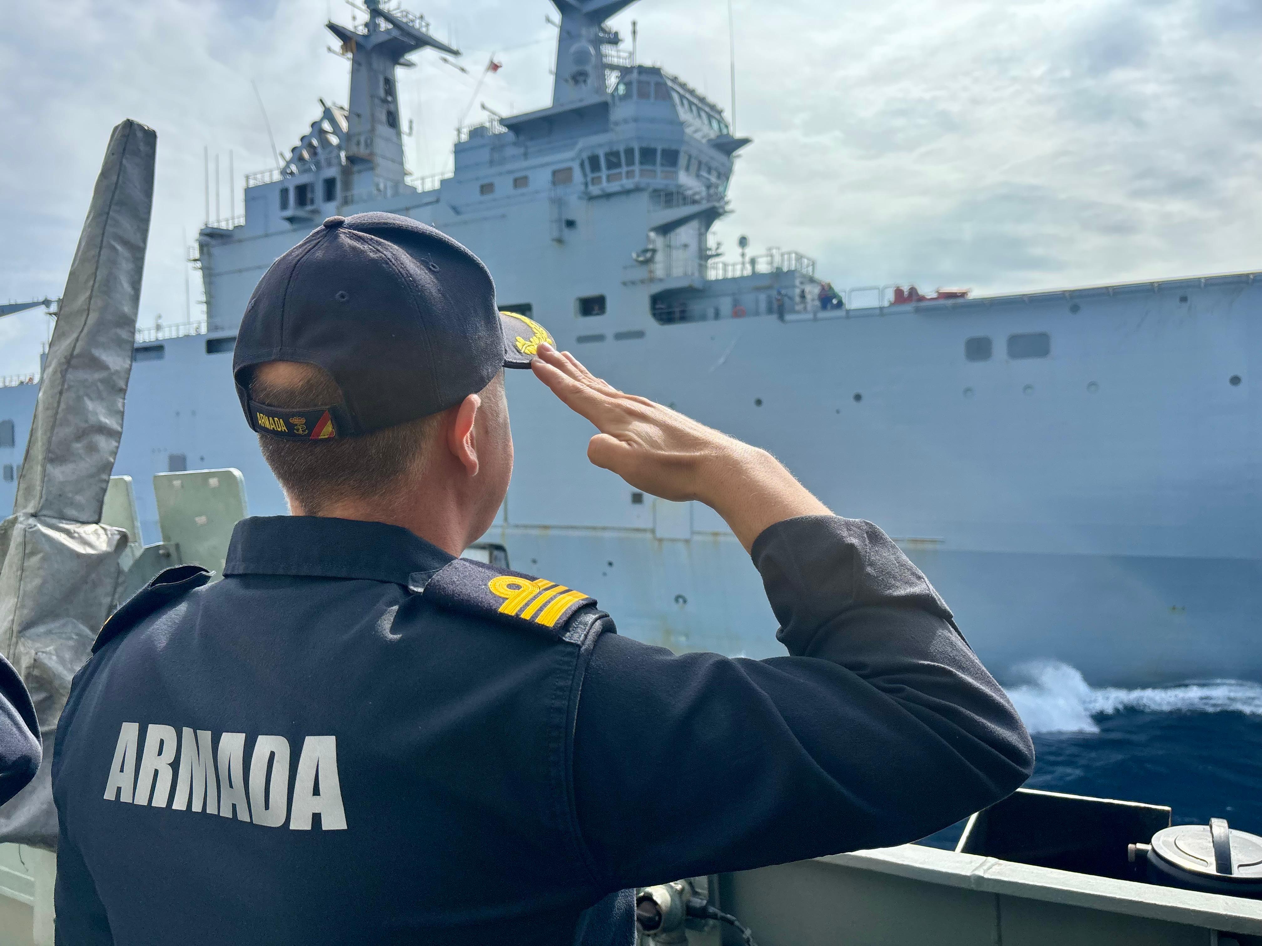 El Comandante del BAM ‘Rayo’ rinde honores por babor al FS ‘Tonnerre’